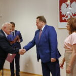 Wręczenie promes na usuwanie skutków klęsk żywiołowych. Jarosław Zieliński, sekretarz stanu w Ministerstwie Spraw Wewnętrznych i Administracji oraz Agata Wojtyszek, wojewoda świętokrzyski wręczają promesy / Marzena Mąkosa / Radio Kielce