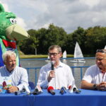 Konferencja nad zalewem kieleckim poświęcona Darmowym Kursom Żeglarskim w ramach programu POLSAILING. Na zdjęciu od lewej: Andrzej Kosmala - prezes Uczniowskiego Klubu Sportowego „Zalew Kielce”, Henryk Milcarz - prezes Wodociągów Kieleckich i Piotr Molasy - prezes Świętokrzyskiego Wodnego Ochotniczego Pogotowia Ratunkowego / Marzena Mąkosa / Radio Kielce