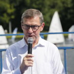 Konferencja nad zalewem kieleckim poświęcona Darmowym Kursom Żeglarskim w ramach programu POLSAILING. Na zdjęciu: Henryk Milcarz - prezes Wodociągów Kieleckich / Marzena Mąkosa / Radio Kielce