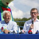 Konferencja nad zalewem kieleckim poświęcona Darmowym Kursom Żeglarskim w ramach programu POLSAILING. Na zdjęciu od lewej: Andrzej Kosmala - prezes Uczniowskiego Klubu Sportowego „Zalew Kielce” i Henryk Milcarz - prezes Wodociągów Kieleckich  / Marzena Mąkosa / Radio Kielce