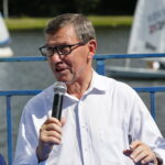 Konferencja nad zalewem kieleckim poświęcona Darmowym Kursom Żeglarskim w ramach programu POLSAILING. Na zdjęciu: Henryk Milcarz - prezes Wodociągów Kieleckich / Marzena Mąkosa / Radio Kielce