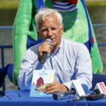 Konferencja nad zalewem kieleckim poświęcona Darmowym Kursom Żeglarskim w ramach programu POLSAILING. Na zdjęciu: Andrzej Kosmala - prezes Uczniowskiego Klubu Sportowego „Zalew Kielce” / Marzena Mąkosa / Radio Kielce