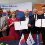 Podpisanie umowy na budowę pierwszego fragmentu obwodnicy Morawicy. Na zdjęciu od lewej: Andrzej Pruś - radny PiS, wiceprzewodniczący Sejmiku Województwa Świętokrzyskiego,  Krzysztof Strzelczyk - dyrektor kieleckiego oddziału Generalnej Dyrekcji Dróg Krajowych i Autostrad, Anna Krupka - poseł PiS, Krzysztof Lipiec - poseł PiS, Andrzej Bętkowski - wicewojewoda świętokrzyski, Sławomir Barczak - Dyrektor Obszaru Infrastruktury w Mostostal Warszawa S.A. / Marzena Mąkosa / Radio Kielce