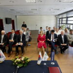 Podpisanie umowy na budowę pierwszego fragmentu obwodnicy Morawicy. Na zdjęciu od lewej: Marcin Niewadził - zastępca dyrektora kieleckiego oddziału Generalnej Dyrekcji Dróg Krajowych i Autostrad ds. Ekonomiczno-Finansowych, Krzysztof Strzelczyk - dyrektor kieleckiego oddziału Generalnej Dyrekcji Dróg Krajowych i Autostrad, Sławomir Barczak - Dyrektor Obszaru Infrastruktury w Mostostal Warszawa S.A., Andrzej Bętkowski - wicewojewoda świętokrzyski, Anna Krupka - poseł PiS, Łukasz Smółka - szef Gabinetu Politycznego Ministra Infrastruktury, Krzysztof Lipiec - poseł PiS, Andrzej Pruś - radny PiS, wiceprzewodniczący Sejmiku Województwa Świętokrzyskiego / Marzena Mąkosa / Radio Kielce