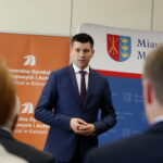 Podpisanie umowy na budowę pierwszego fragmentu obwodnicy Morawicy. Na zdjęciu: Łukasz Smółka - szef Gabinetu Politycznego Ministra Infrastruktury / Marzena Mąkosa / Radio Kielce