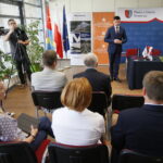 Podpisanie umowy na budowę pierwszego fragmentu obwodnicy Morawicy. Przemawia Łukasz Smółka - szef Gabinetu Politycznego Ministra Infrastruktury / Marzena Mąkosa / Radio Kielce