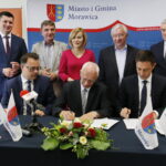 Podpisanie umowy na budowę pierwszego fragmentu obwodnicy Morawicy. Umowę podpisują od lewej: Marcin Niewadził - zastępca dyrektora kieleckiego oddziału Generalnej Dyrekcji Dróg Krajowych i Autostrad ds. Ekonomiczno-Finansowych, Krzysztof Strzelczyk - dyrektor kieleckiego oddziału Generalnej Dyrekcji Dróg Krajowych i Autostrad i Sławomir Barczak - Dyrektor Obszaru Infrastruktury w Mostostal Warszawa S.A. W drugim rzędzie od lewej: Łukasz Smółka - szef Gabinetu Politycznego Ministra Infrastruktury, Andrzej Pruś - radny PiS, wiceprzewodniczący Sejmiku Województwa Świętokrzyskiego, Anna Krupka - poseł PiS, Krzysztof Lipiec - poseł PiS, Andrzej Bętkowski - wicewojewoda świętokrzyski / Marzena Mąkosa / Radio Kielce