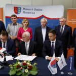 Podpisanie umowy na budowę pierwszego fragmentu obwodnicy Morawicy. Umowę podpisują od lewej: Marcin Niewadził - zastępca dyrektora kieleckiego oddziału Generalnej Dyrekcji Dróg Krajowych i Autostrad ds. Ekonomiczno-Finansowych, Krzysztof Strzelczyk - dyrektor kieleckiego oddziału Generalnej Dyrekcji Dróg Krajowych i Autostrad i Sławomir Barczak - Dyrektor Obszaru Infrastruktury w Mostostal Warszawa S.A. W drugim rzędzie od lewej: Łukasz Smółka - szef Gabinetu Politycznego Ministra Infrastruktury, Andrzej Pruś - radny PiS, wiceprzewodniczący Sejmiku Województwa Świętokrzyskiego, Anna Krupka - poseł PiS, Krzysztof Lipiec - poseł PiS, Andrzej Bętkowski - wicewojewoda świętokrzyski i Marian Buras - burmistrz Miasta i Gminy Morawica / Marzena Mąkosa / Radio Kielce