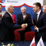 Podpisanie umowy na budowę pierwszego fragmentu obwodnicy Morawicy. Na zdjęciu: Krzysztof Strzelczyk - dyrektor kieleckiego oddziału Generalnej Dyrekcji Dróg Krajowych i Autostrad i Sławomir Barczak - Dyrektor Obszaru Infrastruktury w Mostostal Warszawa S.A. / Marzena Mąkosa / Radio Kielce