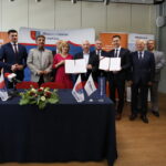 Podpisanie umowy na budowę pierwszego fragmentu obwodnicy Morawicy. Na zdjęciu od lewej: Marcin Niewadził - zastępca dyrektora kieleckiego oddziału Generalnej Dyrekcji Dróg Krajowych i Autostrad ds. Ekonomiczno-Finansowych, Łukasz Smółka - szef Gabinetu Politycznego Ministra Infrastruktury, Andrzej Pruś - radny PiS, wiceprzewodniczący Sejmiku Województwa Świętokrzyskiego,  Krzysztof Strzelczyk - dyrektor kieleckiego oddziału Generalnej Dyrekcji Dróg Krajowych i Autostrad, Anna Krupka - poseł PiS, Krzysztof Lipiec - poseł PiS, Andrzej Bętkowski - wicewojewoda świętokrzyski, Sławomir Barczak - Dyrektor Obszaru Infrastruktury w Mostostal Warszawa S.A., Marian Buras - burmistrz Miasta i Gminy Morawica / Marzena Mąkosa / Radio Kielce