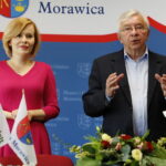 Podpisanie umowy na budowę pierwszego fragmentu obwodnicy Morawicy. Na zdjęciu od lewej: Anna Krupka - poseł PiS i Krzysztof Lipiec - poseł PiS / Marzena Mąkosa / Radio Kielce
