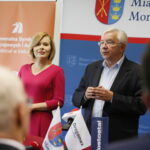 Podpisanie umowy na budowę pierwszego fragmentu obwodnicy Morawicy. Na zdjęciu od lewej: Anna Krupka - poseł PiS i Krzysztof Lipiec - poseł PiS / Marzena Mąkosa / Radio Kielce