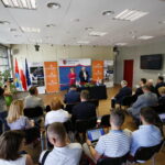 Podpisanie umowy na budowę pierwszego fragmentu obwodnicy Morawicy. Przemawiają Anna Krupka - poseł PiS i Krzysztof Lipiec - poseł PiS  / Marzena Mąkosa / Radio Kielce