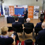 Podpisanie umowy na budowę pierwszego fragmentu obwodnicy Morawicy. Przemawia Andrzej Bętkowski - wicewojewoda świętokrzyski  / Marzena Mąkosa / Radio Kielce