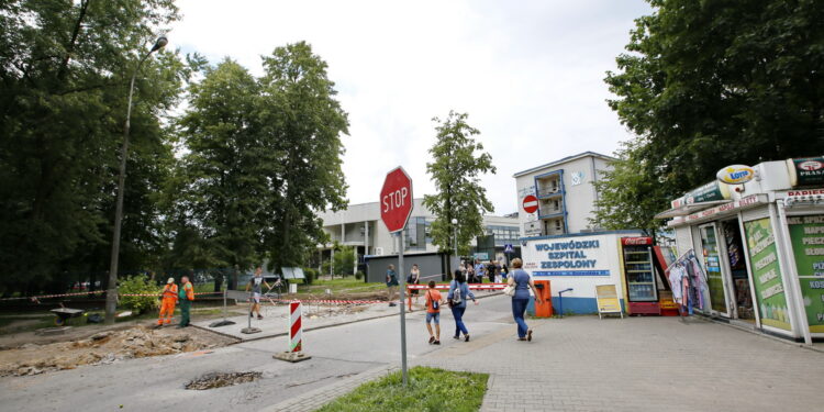 Remont drogi przed wjazdem na teren Szpitala Wojewódzkiego w Kielcach / Marzena Mąkosa / Radio Kielce