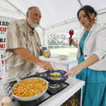 Śniadanie w ogrodzie Radia Kielce. Na zdjęciu: Grzegorz Russak - kucharz i Magdalena Sitek - Radio Kielce / Marzena Mąkosa / Radio Kielce