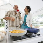 Śniadanie w ogrodzie Radia Kielce. Na zdjęciu: Grzegorz Russak - kucharz i Magdalena Sitek - Radio Kielce / Marzena Mąkosa / Radio Kielce