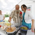 Śniadanie w ogrodzie Radia Kielce. Na zdjęciu: Grzegorz Russak - kucharz i Magdalena Sitek - Radio Kielce / Marzena Mąkosa / Radio Kielce