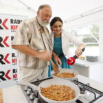 Śniadanie w ogrodzie Radia Kielce. Na zdjęciu: Grzegorz Russak - kucharz i Magdalena Sitek - Radio Kielce / Marzena Mąkosa / Radio Kielce