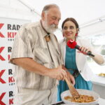 Śniadanie w ogrodzie Radia Kielce. Na zdjęciu: Grzegorz Russak - kucharz i Magdalena Sitek - Radio Kielce / Marzena Mąkosa / Radio Kielce