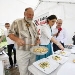 Śniadanie w ogrodzie Radia Kielce. Na zdjęciu: Grzegorz Russak - kucharz i Magdalena Sitek - Radio Kielce / Marzena Mąkosa / Radio Kielce