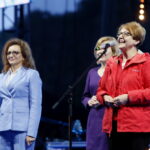 Koncert Alleluja, czyli Happy Day III. Na zdjęciu od lewej: Agata Wojtyszek - wojewoda świętokrzyski, Maria Zuba - poseł PiS, Anna Krupka - poseł PiS / Marzena Mąkosa / Radio Kielce