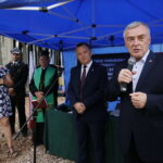 Wmurowanie kamienia węgielnego pod budowę OSP. Przemawia Andrzej Bętkowski - wicewojewoda świętokrzyski  / Marzena Mąkosa / Radio Kielce