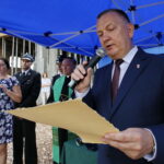 Wmurowanie kamienia węgielnego pod budowę OSP. Treść dokumentu erekcyjnego odczytuje Robert Jaworski - burmistrz Chęcin / Marzena Mąkosa / Radio Kielce