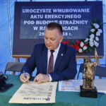 Wmurowanie kamienia węgielnego pod budowę OSP. Podpisanie aktu erekcyjnego przez Roberta Jaworskiego - burmistrza Chęcin / Marzena Mąkosa / Radio Kielce