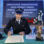 Wmurowanie kamienia węgielnego pod budowę OSP. Akt erekcyjny podpisuje Kamil Prędota - prezes OSP w Radkowicach / Marzena Mąkosa / Radio Kielce