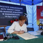 Wmurowanie kamienia węgielnego pod budowę OSP. Akt erekcyjny podpisuje Marianna Pawłowska - sołtys miejscowości Radkowice  / Marzena Mąkosa / Radio Kielce