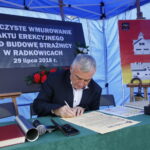 Wmurowanie kamienia węgielnego pod budowę OSP. Akt erekcyjny podpisuje Andrzej Bętkowski - wicewojewoda świętokrzyski  / Marzena Mąkosa / Radio Kielce