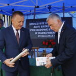 Wmurowanie kamienia węgielnego pod budowę OSP. Na zdjęciu od lewej: Robert Jaworski - burmistrz Chęcin i Andrzej Bętkowski - wicewojewoda świętokrzyski  / Marzena Mąkosa / Radio Kielce