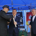 Wmurowanie kamienia węgielnego pod budowę OSP. Na zdjęciu od lewej: Kamil Prędota - prezes OSP w Radkowicach, Robert Jaworski - burmistrz Chęcin i Andrzej Bętkowski - wicewojewoda świętokrzyski  / Marzena Mąkosa / Radio Kielce