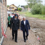 Wmurowanie kamienia węgielnego pod budowę OSP. Na zdjęciu od lewej: Kamil Prędota - prezes OSP w Radkowicach i Andrzej Bętkowski - wicewojewoda świętokrzyski  / Marzena Mąkosa / Radio Kielce