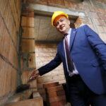 Wmurowanie kamienia węgielnego pod budowę OSP. Robert Jaworski - burmistrz Chęcin / Marzena Mąkosa / Radio Kielce