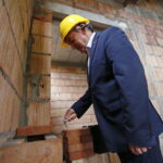 Wmurowanie kamienia węgielnego pod budowę OSP. Andrzej Bętkowski - wicewojewoda świętokrzyski  / Marzena Mąkosa / Radio Kielce