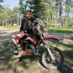 Wyjeżdżamy na tor z lasu. Karol Żelezik / Marzena Mąkosa / Radio Kielce