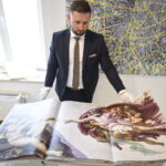 Pokaz albumu fotograficznego "Kaplica Sykstyńska". 3 tomy zawierają fotografie dzieła Michała Anioła / Marzena Mąkosa / Radio Kielce