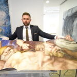 Pokaz albumu fotograficznego "Kaplica Sykstyńska". 3 tomy zawierają fotografie dzieła Michała Anioła / Marzena Mąkosa / Radio Kielce