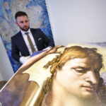 Pokaz albumu fotograficznego "Kaplica Sykstyńska". 3 tomy zawierają fotografie dzieła Michała Anioła / Marzena Mąkosa / Radio Kielce