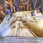 Pokaz albumu fotograficznego "Kaplica Sykstyńska". 3 tomy zawierają fotografie dzieła Michała Anioła / Marzena Mąkosa / Radio Kielce