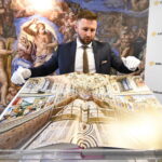 Pokaz albumu fotograficznego "Kaplica Sykstyńska". 3 tomy zawierają fotografie dzieła Michała Anioła / Marzena Mąkosa / Radio Kielce