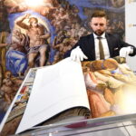 Pokaz albumu fotograficznego "Kaplica Sykstyńska". 3 tomy zawierają fotografie dzieła Michała Anioła / Marzena Mąkosa / Radio Kielce