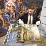 Pokaz albumu fotograficznego "Kaplica Sykstyńska". 3 tomy zawierają fotografie dzieła Michała Anioła / Marzena Mąkosa / Radio Kielce