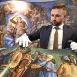 Pokaz albumu fotograficznego "Kaplica Sykstyńska". 3 tomy zawierają fotografie dzieła Michała Anioła / Marzena Mąkosa / Radio Kielce