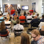 Pokaz albumu fotograficznego "Kaplica Sykstyńska". 3 tomy zawierają fotografie dzieła Michała Anioła / Marzena Mąkosa / Radio Kielce