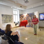 Pokaz albumu fotograficznego "Kaplica Sykstyńska". 3 tomy zawierają fotografie dzieła Michała Anioła. Na zdjęciu: Stanisława Zacharko-Łagowska, dyrektor BWA w Kielcach / Marzena Mąkosa / Radio Kielce