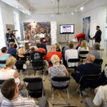 Pokaz albumu fotograficznego "Kaplica Sykstyńska". 3 tomy zawierają fotografie dzieła Michała Anioła / Marzena Mąkosa / Radio Kielce