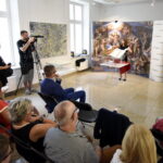 Pokaz albumu fotograficznego "Kaplica Sykstyńska". 3 tomy zawierają fotografie dzieła Michała Anioła / Marzena Mąkosa / Radio Kielce